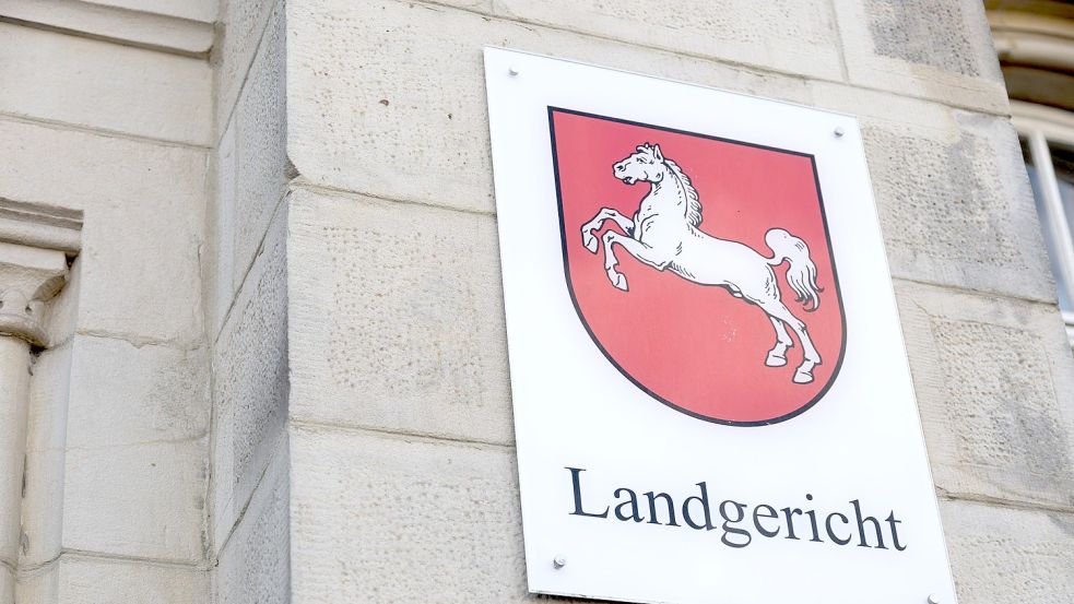 Fünf Angeklagte sind am Landgericht Osnabrück wegen banden- und gewerbsmäßigen Betrugs verurteilt worden. Foto: Friso Gentsch/dpa