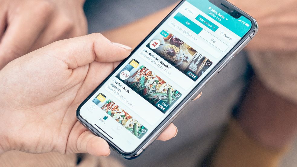 Die App zeigt an, welche Geschäfte, Händler und Gastronomen aktuell Lebensmittel anbieten. In der Regel erhalten die Kunden eine Überraschungstüte. Foto: TGTG