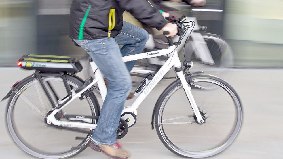 E-Bikes und Pedelecs ermöglichen es, auch lange Strecken zurückzulegen. Die Ladeinfrastruktur spielt dabei aber bislang eine untergeordnete Rolle. Symbolfoto: Karmann/dpa/Archiv