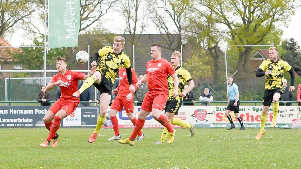Gleich wie die Ergebnisse am Wochenende sind: Das Nachholspiel zwischen dem TuS Strudden (gelbe Trikots) und dem SV Holtland (rote Trikots) wird am kommenden Mittwoch noch von Bedeutung sein. Foto: Lohmann
