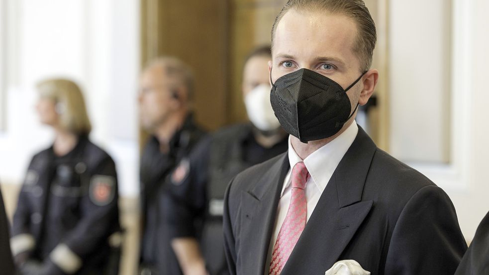 Das Einstecktuch durfte nicht fehlen: Der Emsländer Hendrik Holt und seine Mitstreiter sind im sogenannten Windkraftprozess verurteilt worden. Foto: David Ebener