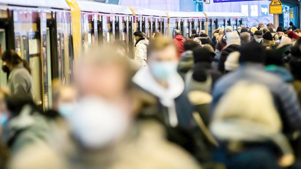 Bundesverkehrsminister Wissung sieht „Anpassungsbedarf für die Maskenpflicht in Bussen und Bahnen“. Foto: Christoph Soeder/dpa