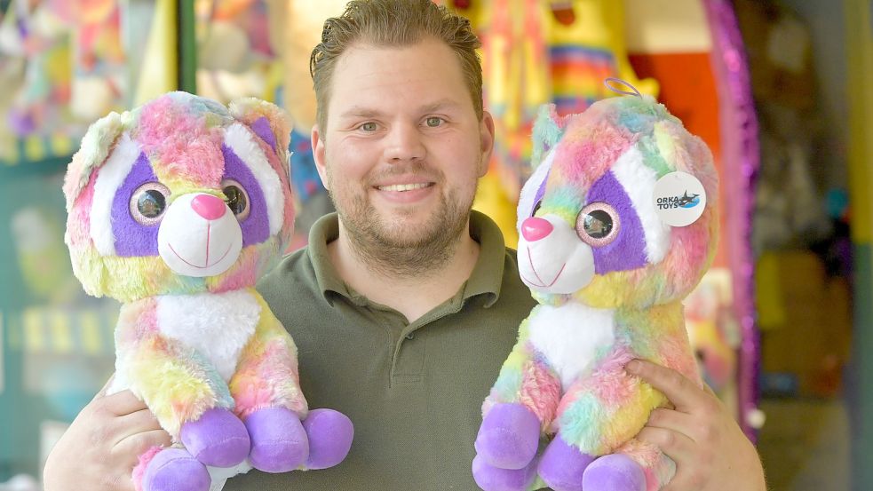 Schausteller Dennis Eden mit dem Traum vieler Kinder, die auf den Jahrmarkt gehen. Die bunten Kuscheltiere aus China sind allerdings im Moment absolute Mangelware. Foto: Ortgies