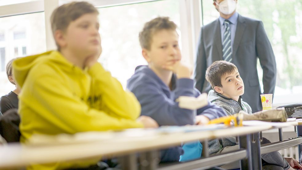 Aus der Ukraine geflüchtete Schüler sitzen beim Deutschunterricht in einem Mainzer Gymnasium. Auch Emder Schulen haben mittlerweile etwa 60 Kinder und Jugendliche aus der Ukraine aufgenommen. Archivfoto: F. Rumpenhorst/dpa