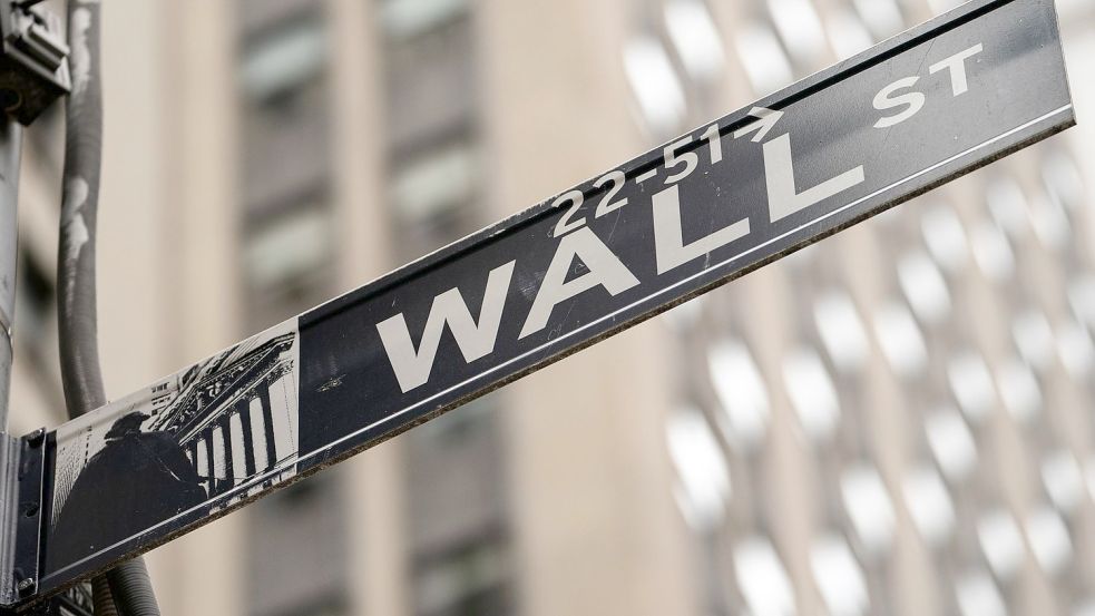 Blick auf das Straßenschild der New Yorker Wall Street. Foto: John Minchillo/AP/dpa