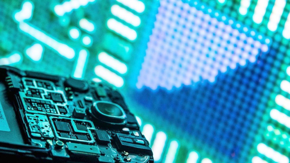 Die Chip-Engpässe halten an - Experten zeigen sich aber vorsichtig optimistisch. Foto: Lino Mirgeler/dpa