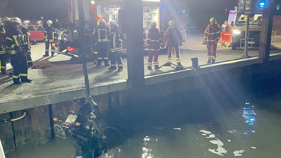 Zwei Taucher des DLRG Norden konnten Schlingen an dem Fahrzeug befestigen.