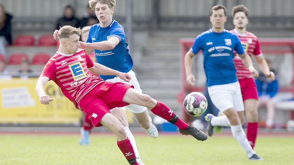 Die SpVg Aurich und BW Borssum kämpfen um den Verbleib in der Fußball-Bezirksliga. Derzeit sind sie punktgleich. Foto: Doden