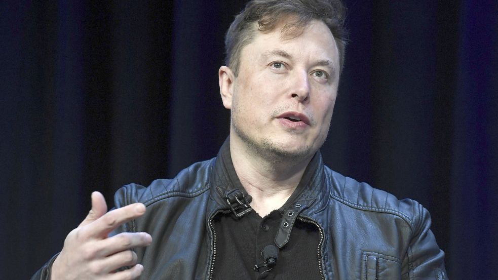 Tesla-Chef Elon Musk versetzt den Twitter vorübergehend in die Warteschleife. Foto: Susan Walsh/AP/dpa