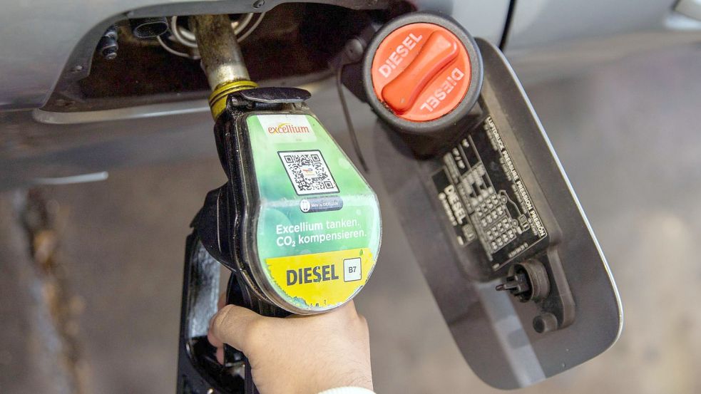 Seit dem 4. März hatten die Verwerfungen durch den Ukraine-Krieg Diesel teurer als E10 gemacht. Foto: Carsten Koall/dpa