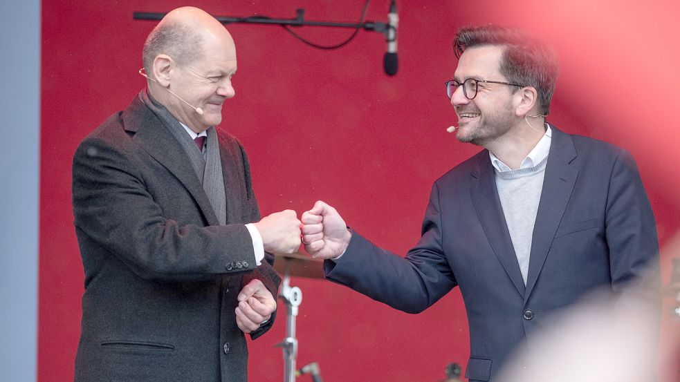SPD-Spitzenkandidat Thomas Kutschaty und Kanzler Olaf Scholz bei einem gemeinsamen Wahlkampfauftritt in Essen: Wie die NRW-Wahl die Bundesregierung stabilisieren könnte. Foto: Bernd Thissen/DPA