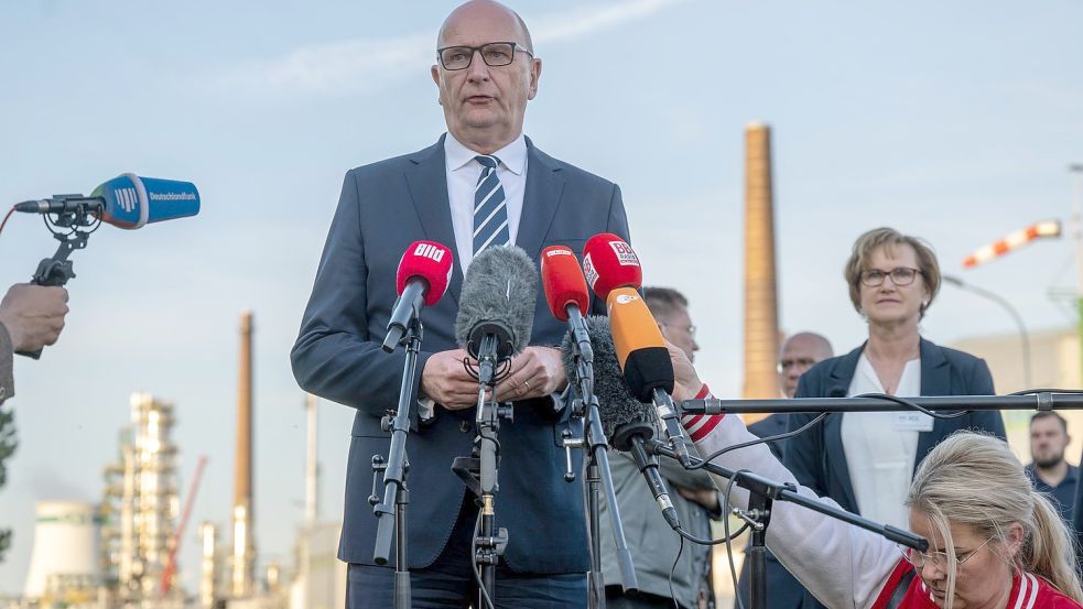„Ich rechne damit, dass der Bedarf ungefähr bei zwei Milliarden Euro liegt“: Brandenburgs Ministerpräsident Dietmar Woidke. Foto: Monika Skolimowska/dpa