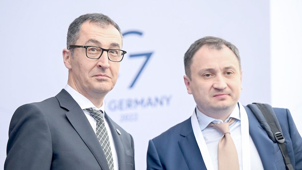 Bundesagrarminister Cem Özdemir (l) begrüßt seinen ukrainischen Amtskollegen Mykola Solskyj im Schloss Hohenheim. Foto: Bernd Weißbrod/dpa