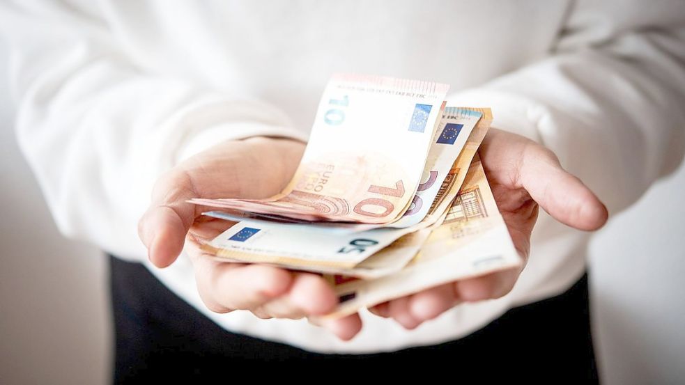 Wer möchte, dass sich sein Geld vermehrt, muss andere Geldanlagen ins Auge fassen, als Bargeld zu horten oder auf Sparbücher zu legen. Foto: Zacharie Scheurer/dpa