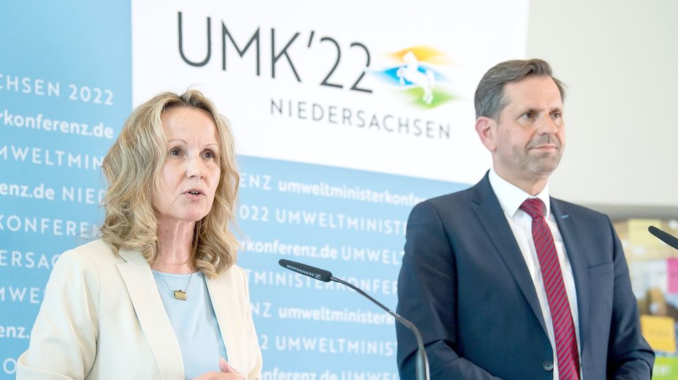 Bundesumweltministerin Steffi Lemke und Niedersachsens Umweltminister Olaf Lies geben in Wilhelmshaven eine Pressekonferenz. Foto: Sina Schuldt/dpa