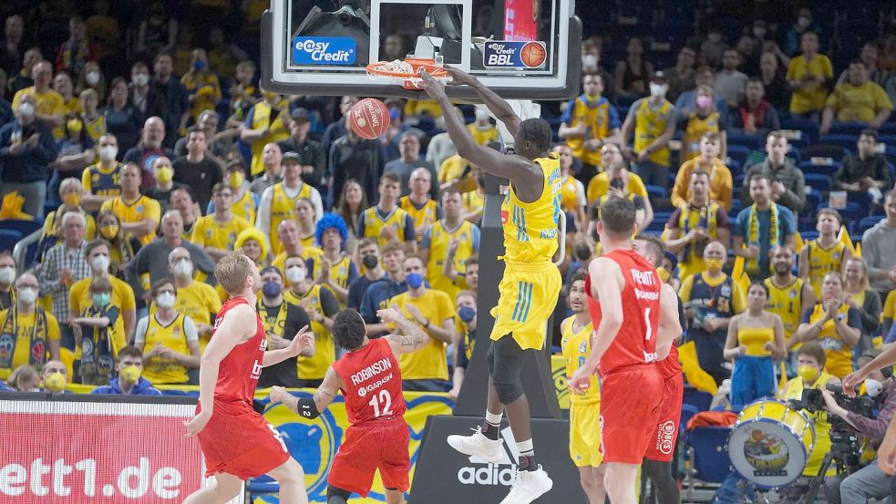 Albas Christ Koumadje (M) versenkt den Ball mit einem Dunk. Foto: Joerg Carstensen/dpa