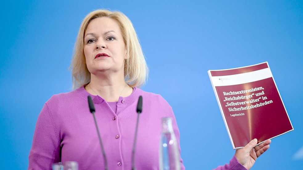 Innenministerin Nancy Faeser (SPD) informiert über den neuen Bericht zu Rechtsextremisten in Sicherheitsbehörden. Foto: Britta Pedersen/dpa