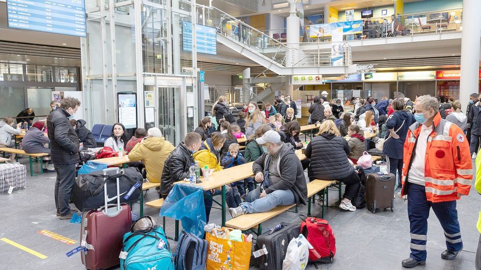 Aus der Ukraine geflüchtete Menschen werden Anfang April im Flughafen Erfurt-Weimar von Helfern betreut. Foto: Michael Reichel/dpa