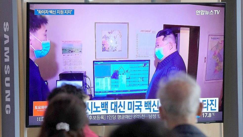 Kim Jong Un in einer Nachrichtensendung, die in einem Bahnhof in Seoul zu sehen ist. Foto: Ahn Young-Joon/AP/dpa