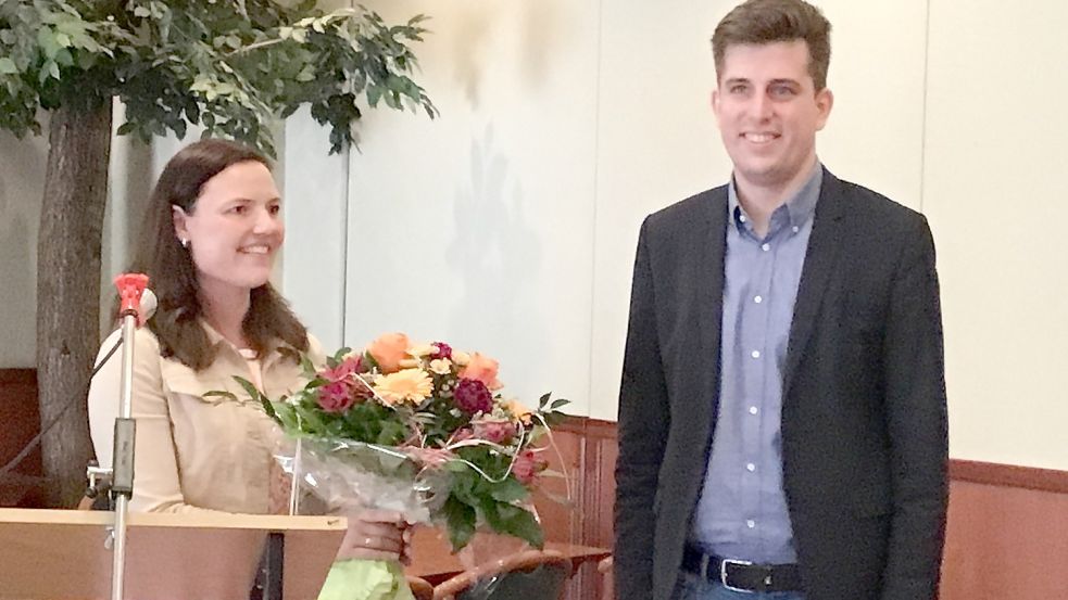 Die Bundestagsabgeordnete Anne Janssen gratulierte Björn Fischer zu seiner Wiederwahl als Vorsitzender mit einem Blumenstrauß.