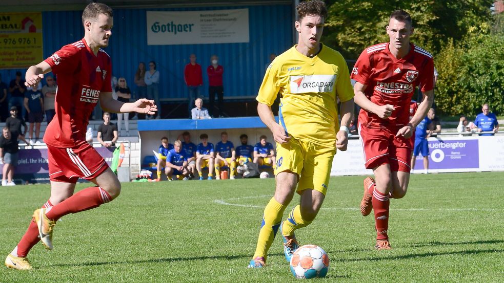 Germania-Spieler Lukas Berghaus (gelbes Trikot) hat mit einem längeren Telefonat mit Interimstrainer Frank Bajen einen entscheidenden Anteil gehabt, dass die Mannschaft ihren Streik beendet. Foto: Damm