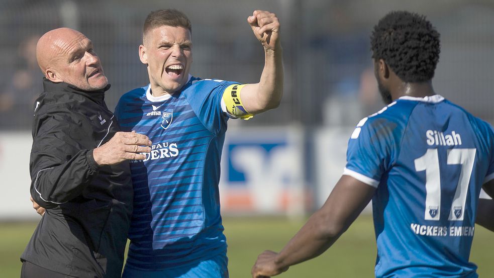 Bastian Dassel (Mitte) möchte mit Trainer Stefan Emmerling und Ibrahim Sillah gegen Wolfsburg wieder einen Sieg feiern. Foto: Doden