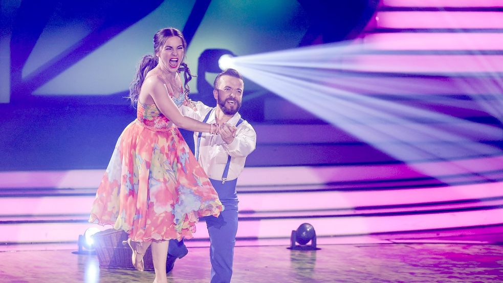 Sportler Mathias Mester und seine Tanzpartnerin Renata Lusin bei „Let’s Dance“. Foto: Rolf Vennenbernd/dpa