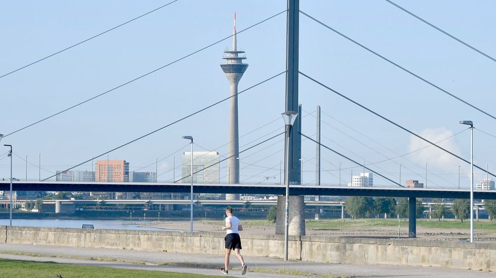 Blauer Himmel über Düsseldorf. Foto: Roberto Pfeil/dpa