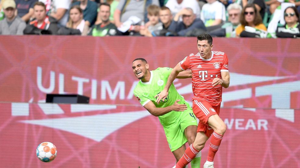 Bayern-Stürmer Robert Lewandowski (r) im Duell mit Maxence Lacroix. Foto: Swen Pförtner/dpa