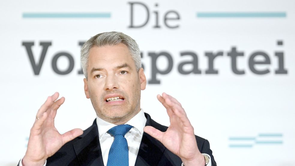 Österreichs Bundeskanzler Karl Nehammer während einer Pressekonferenz zur Umbildung der Bundesregierung. Foto: Roland Schlager/APA/dpa