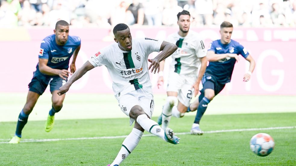 Gladbachs Alassane Plea erzielt per Elfmeter den Treffer zum 2:1. Foto: Federico Gambarini/dpa