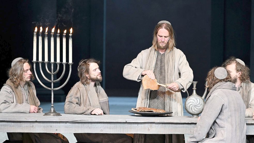 Jesus (Frederik Mayet) teilt das Brot. Foto: Angelika Warmuth/dpa