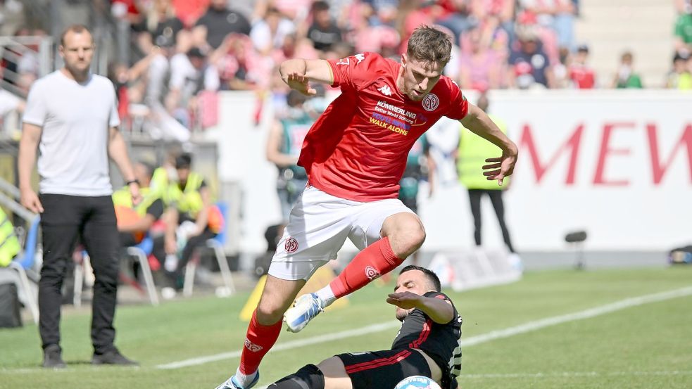 Der Mainzer Anton Stach gewinnt den Zweikampf gegen Frankfurts Filip Kostic. Foto: Torsten Silz/dpa