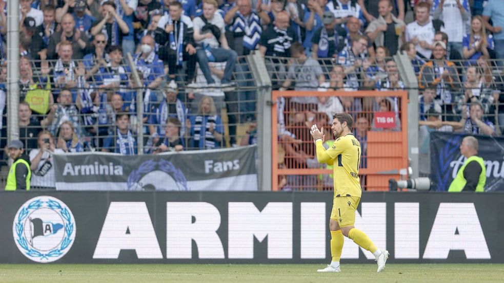 Bielefelds Torwart Stefan Ortega verabschiedet sich von den Fans. Foto: Friso Gentsch/dpa