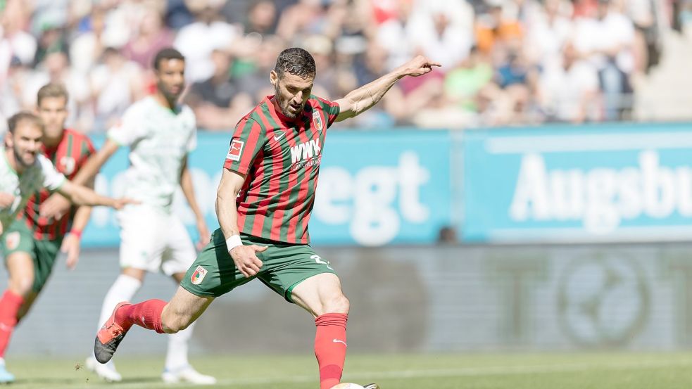 Augsburgs Daniel Caligiuri erzielt per Strafstoß das 1:0. Foto: Matthias Balk/dpa