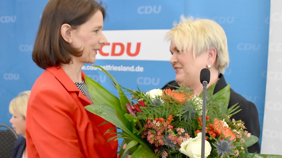 Gesa Groenewold (rechts), Vorsitzende des Tagungspräsidiums, überreichte Melanie Nonte (links) zur Wahl als Vorsitzende des CDU-Kreisverbandes Leer einen Blumenstrauß. Foto: Ammermann