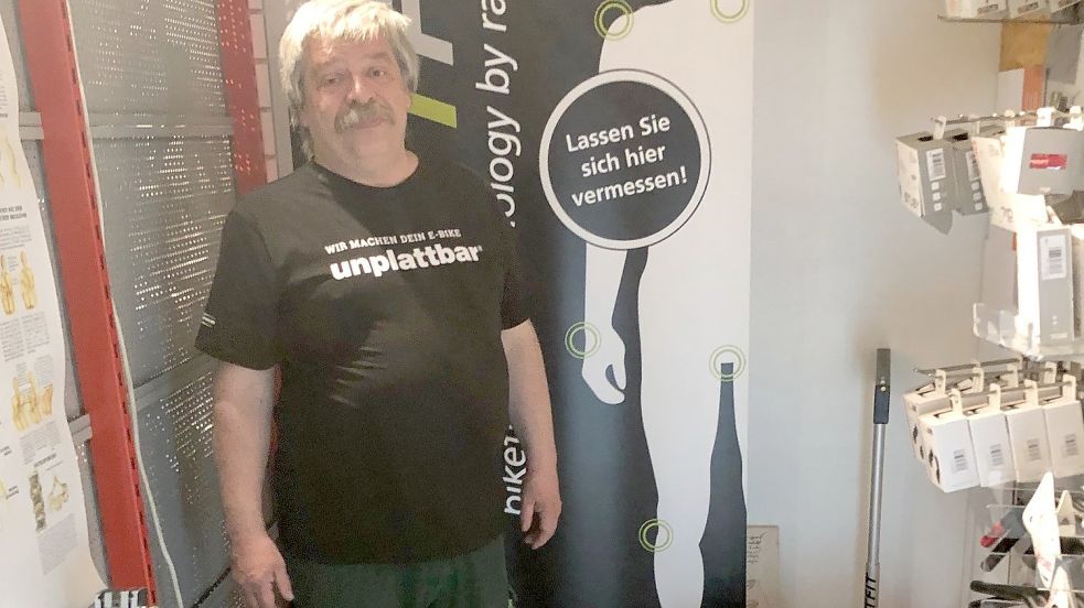 Fahrradhändler Armin Kutschke bietet ein Programm an, das die richtige Rahmengröße für den Kunden berechnet. Fotos: Boschbach