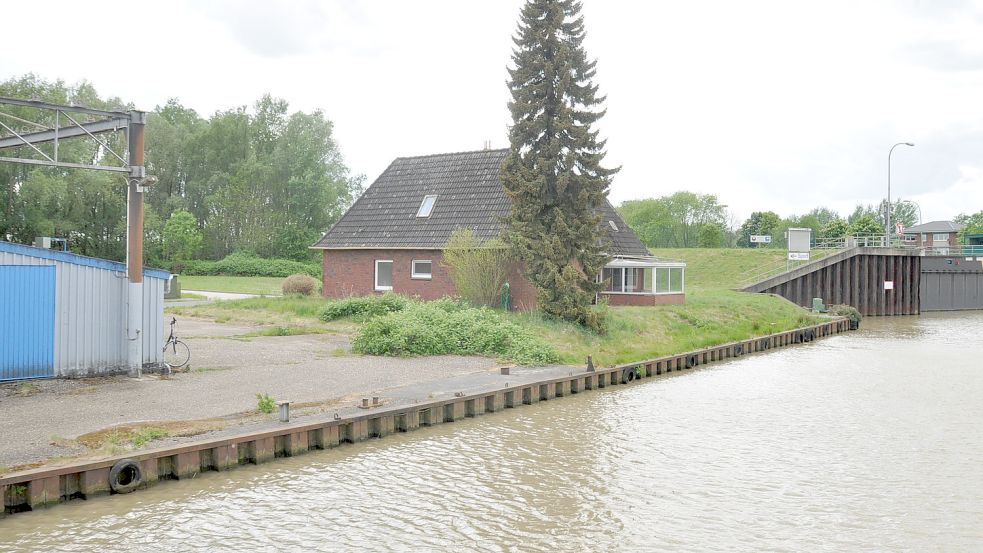 Das Grundstück, auf dem ein Wohnhaus und eine Halle stehen, liegt unmittelbar an der Seeschleuse, deren Einfahrt im Hintergrund zu erkennen ist. Foto: Wolters