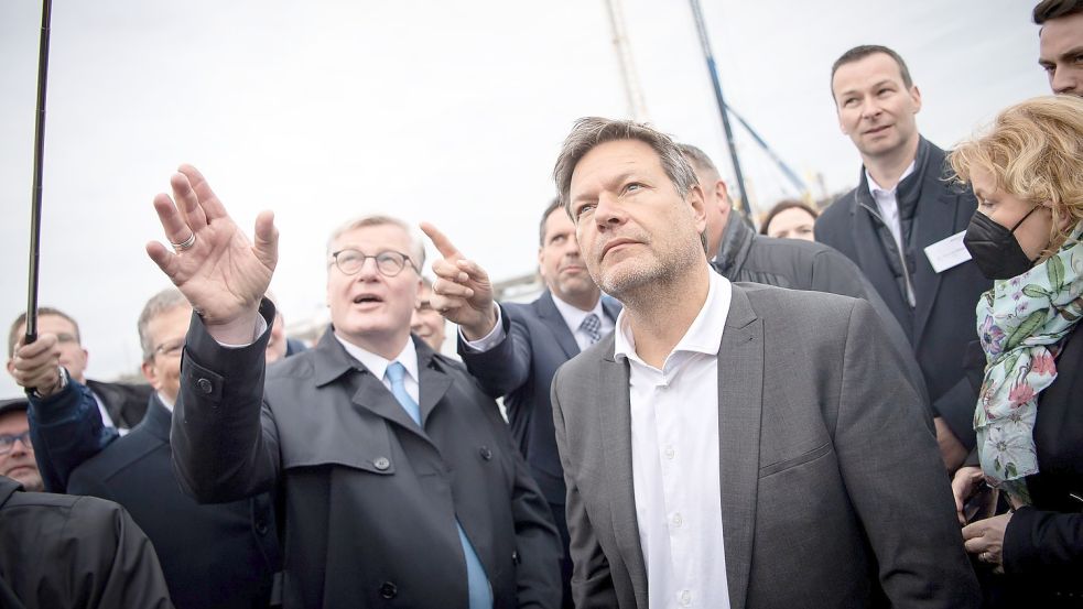 Wer soll das bezahlen? Niedersachsens Wirtschaftsminister Bernd Althusmann (CDU, links) und Bundeswirtschaftsminister Robert Habeck (Grüne) sind sich noch nicht einig. Foto: Schuldt/dpa