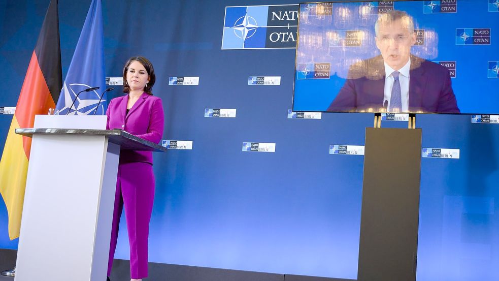 Der per Video zugeschaltete Nato-Generalsekretär Jens Stoltenberg äußert sich zusammen mit Annalena Baerbock (Bündnis 90/Die Grünen) bei einer Pressekonferenz am Ende des Treffens der Nato-Außenminister in Berlin. Foto: Bernd von Jutrczenka/dpa