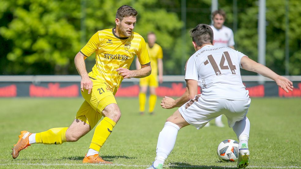 Stürmt Tido Steffens bald in der Regionalliga? Auch dank eines Doppelpacks des Angreifers in Braunschweig darf Emden weiter vom Aufstieg träumen.