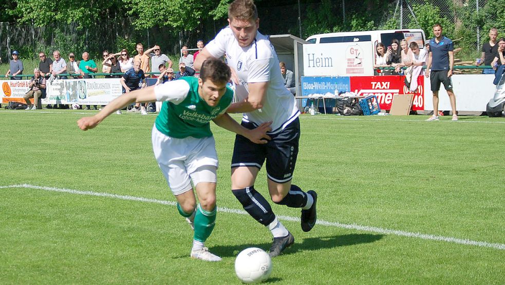 BW Papenburg (rechts Niklas Papen) unterlag im letzten Heimspiel GW Mühlen mit 1:3. Foto: Reemts