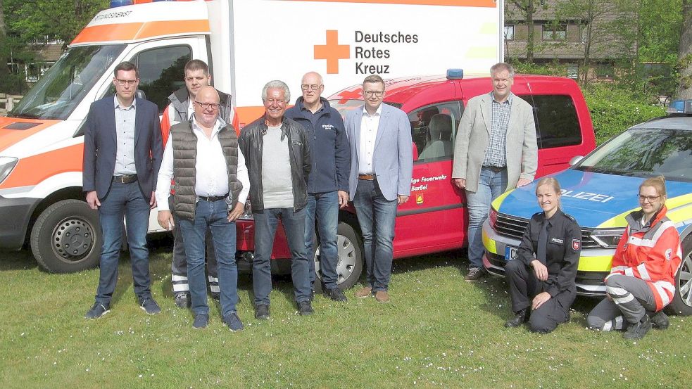 Dennis Lüthje (von links), Alexander Schönhöft, Veranstalter Claas Meyer, Harald Berner, Hermann Sybrandts, Bürgermeister Nils Anhuth, Andre Schröder, Sabrina Danne und Samira Kache kamen kürzlich für letzte Detailabsprachen beim Moor- und Fehnmuseum zusammen. Foto: Wilken