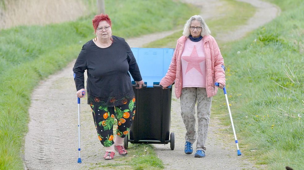 Kerstin Bonepart (links) und Heidi Tippmann freuen sich, dass eine Lösung für ihr Tonnen-Problem gefunden wurde. Foto: Ortgies