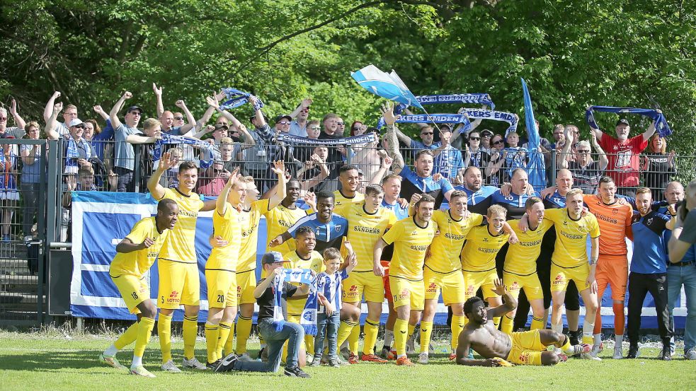Die Emder Fans sorgten in Braunschweig für Heimspiel-Atmosphäre und feierten nach dem Spiel mit dem Team das Erreichen der Aufstiegsrunde.