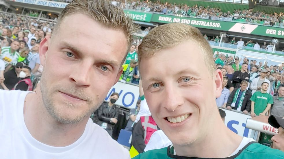 Ein Selfie mit Marvin Ducksch, dem wohl besten Werder-Spieler der Saison: Der Wiesmoorer Yannick Schoon (rechts) erlebte im Weserstadion einen Höhepunkt nach dem nächsten. Foto: Privat