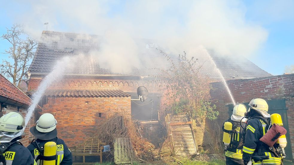 Die Feuerwehrleute versuchten anfangs noch, den Brand direkt im Gebäude zu löschen. Als der sogenannte Innenangriff zu gefährlich für die Einsatzkräfte wurde, mussten sie das Haus von außen löschen. Foto: Feuerwehr