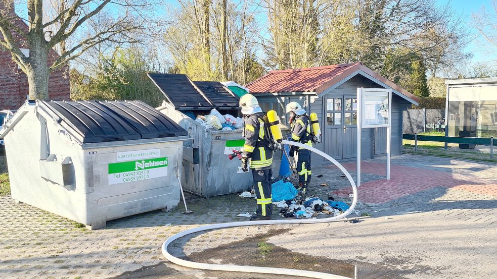 Am Sonntagabend brannte auf dem Wohnmobilstellplatz an der Greetsieler Mühlenstraße ein Müllcontainer. Urlauber hatten das Feuer bemerkt. Foto: Feuerwehr