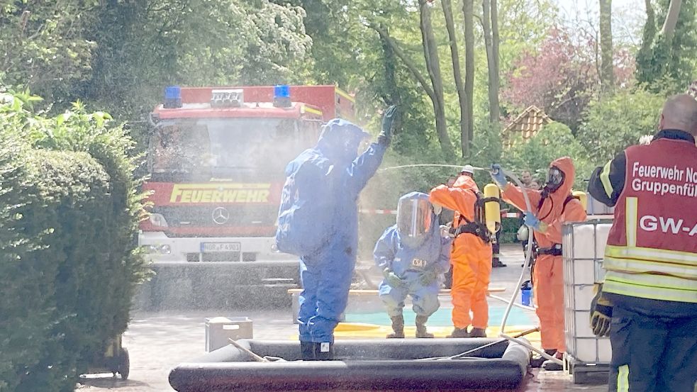 Nach dem Betreten des kontaminierten Raumes in der Apotheke mussten die Feuerwehrleute gereinigt werden. Foto: Rebecca Kresse