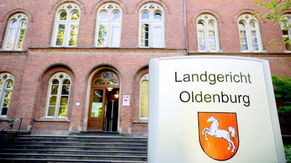 Ein Schild mit dem niedersächsischen Landeswappen steht vor dem Eingang zum Landgericht Oldenburg. Foto: Dittrich/dpa